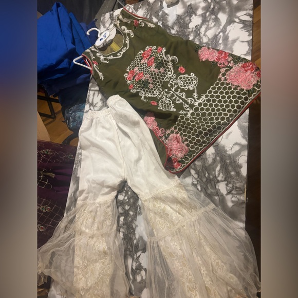 Olive green salwar kameez 5 year old - Picture 5 of 5